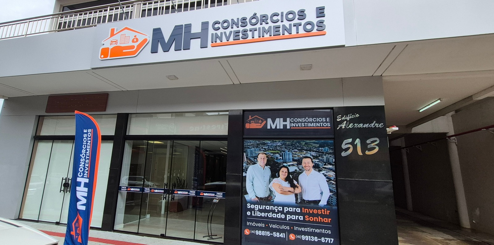 Imagem da fachada do prédio da MH, prédio alto com vidros espelhados, foto em perspectiva